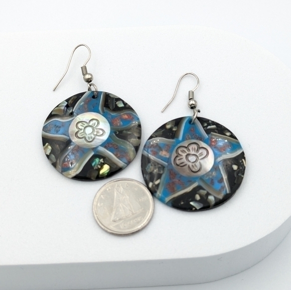 Round hand crafted shell earrings inlaid in black - Picture 4 of 5